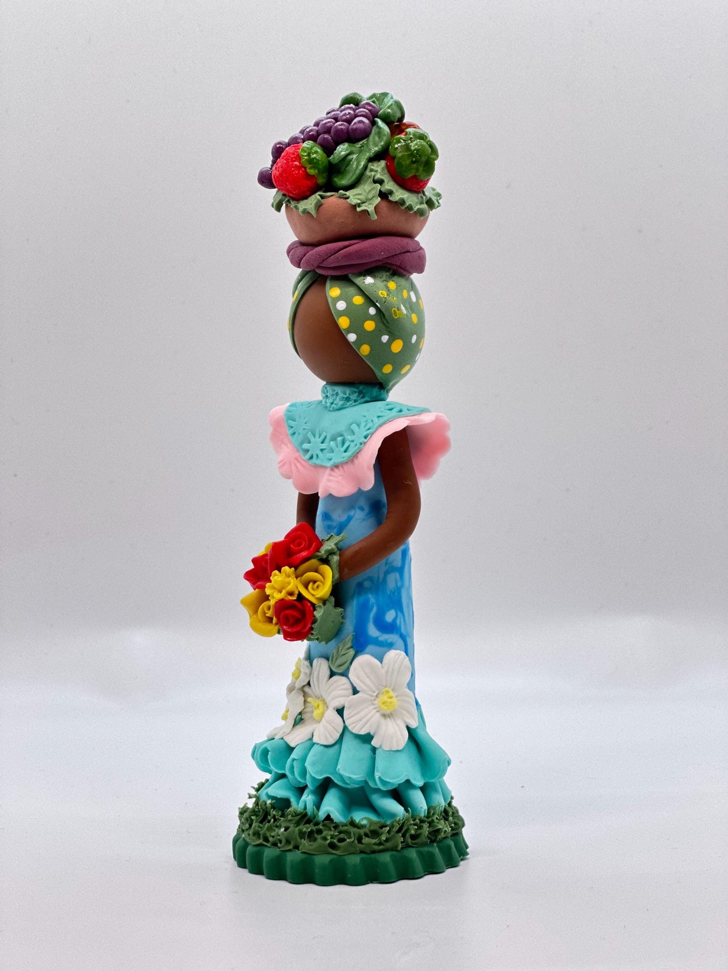 Muñeca sin rostro dominicana de porcelana fría, vista lado izquierdo, artesanía dominicana hecha a mano
