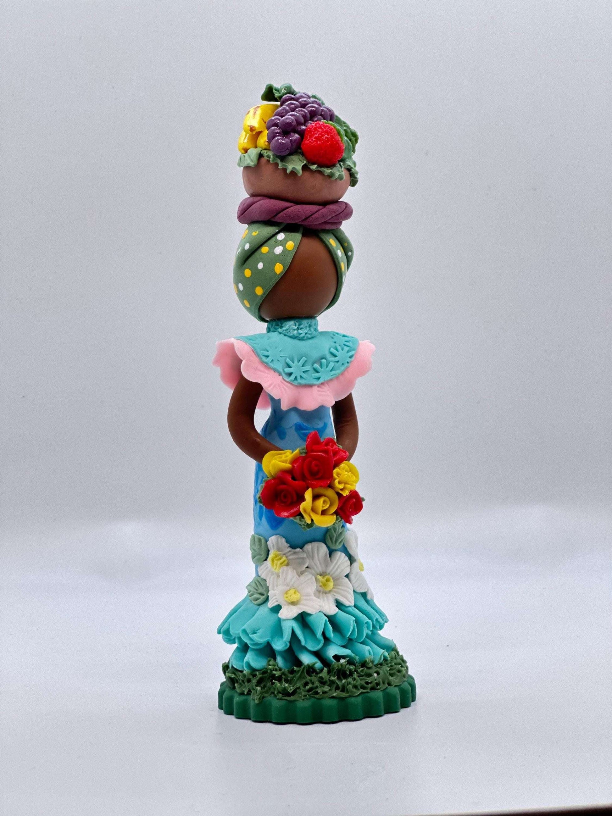 Muñeca sin rostro dominicana de porcelana fría, vista de lado derecho, artesanía dominicana hecha a mano